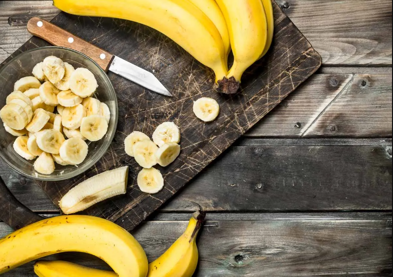 Um cacho de bananas maduras com fita métrica simboliza benefícios à saúde e boa forma, perfeito para destacar a importância desse fruto no blog Sabor e Saúde.